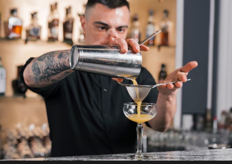 Bartender preparando un cóctel con Clinfu