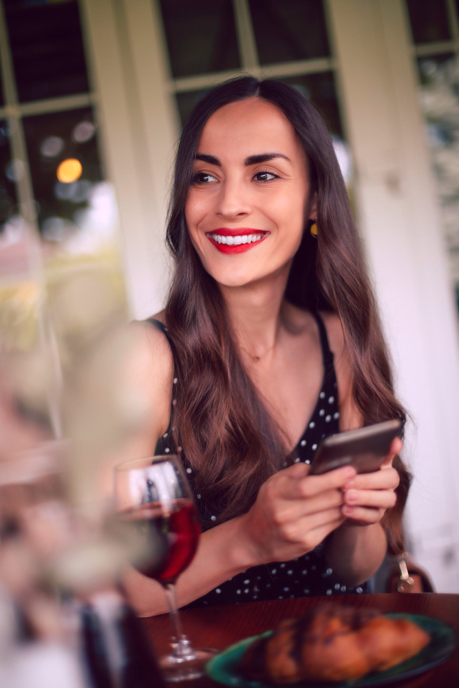 Amigos en un restaurante reservando y pagando desde la app Clinfu