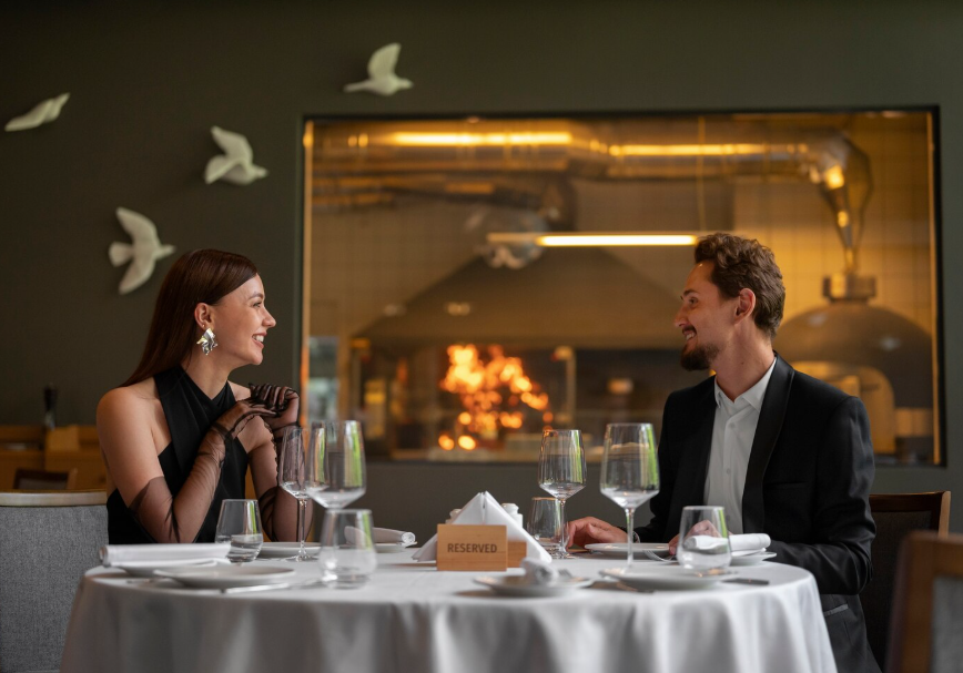 Pareja en mesa reservada disfrutando una experiencia Clinfu