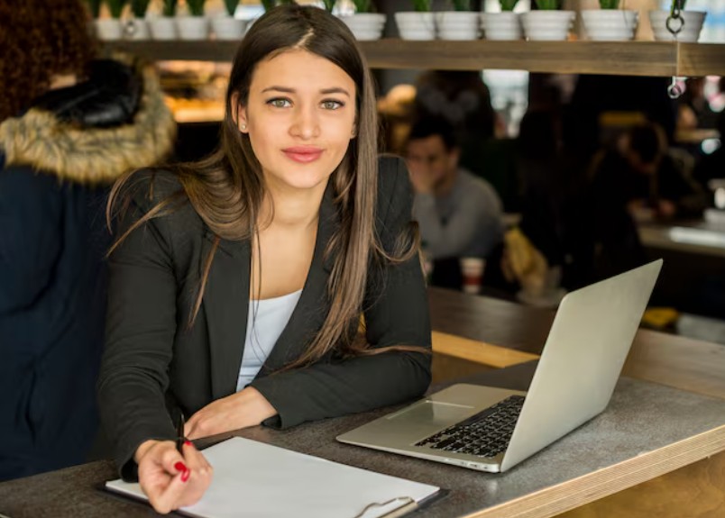 Dueña de negocio tomando decisiones con datos de Clinfu