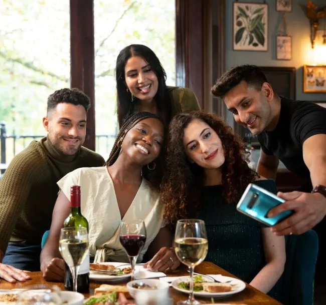 Amigos celebrando en la terraza de un restaurante