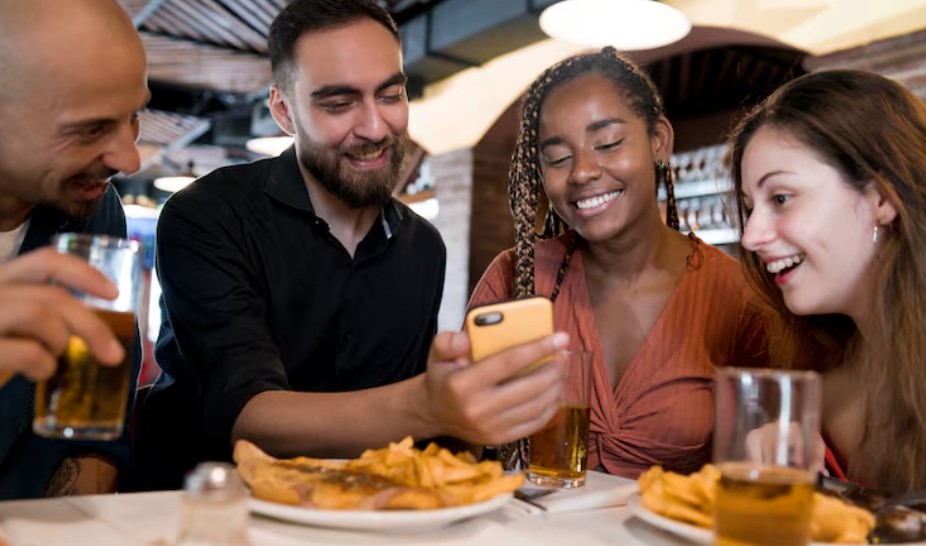 Clientes disfrutando en un establecimiento afiliado a Clinfu