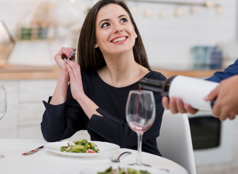 Comensal disfrutando una experiencia en restaurante con Clinfu